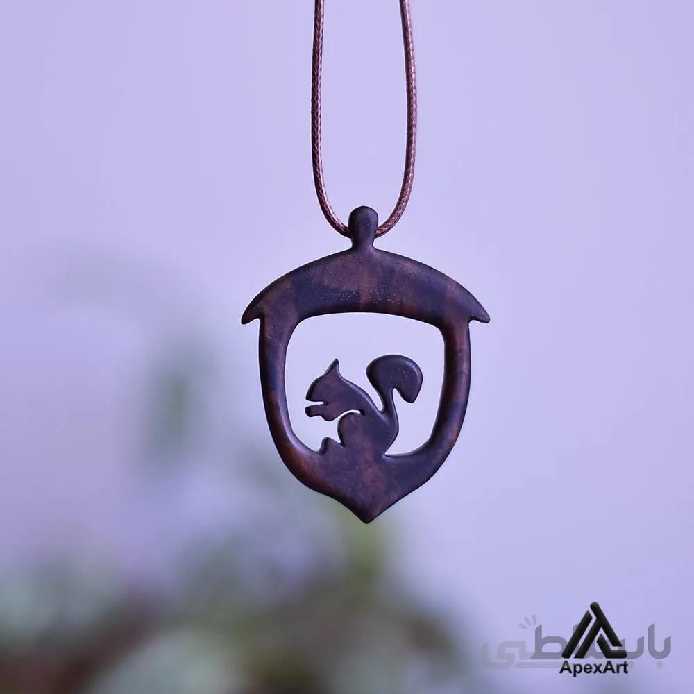 گردنبند چوبی طرح بلوط و سنجاب