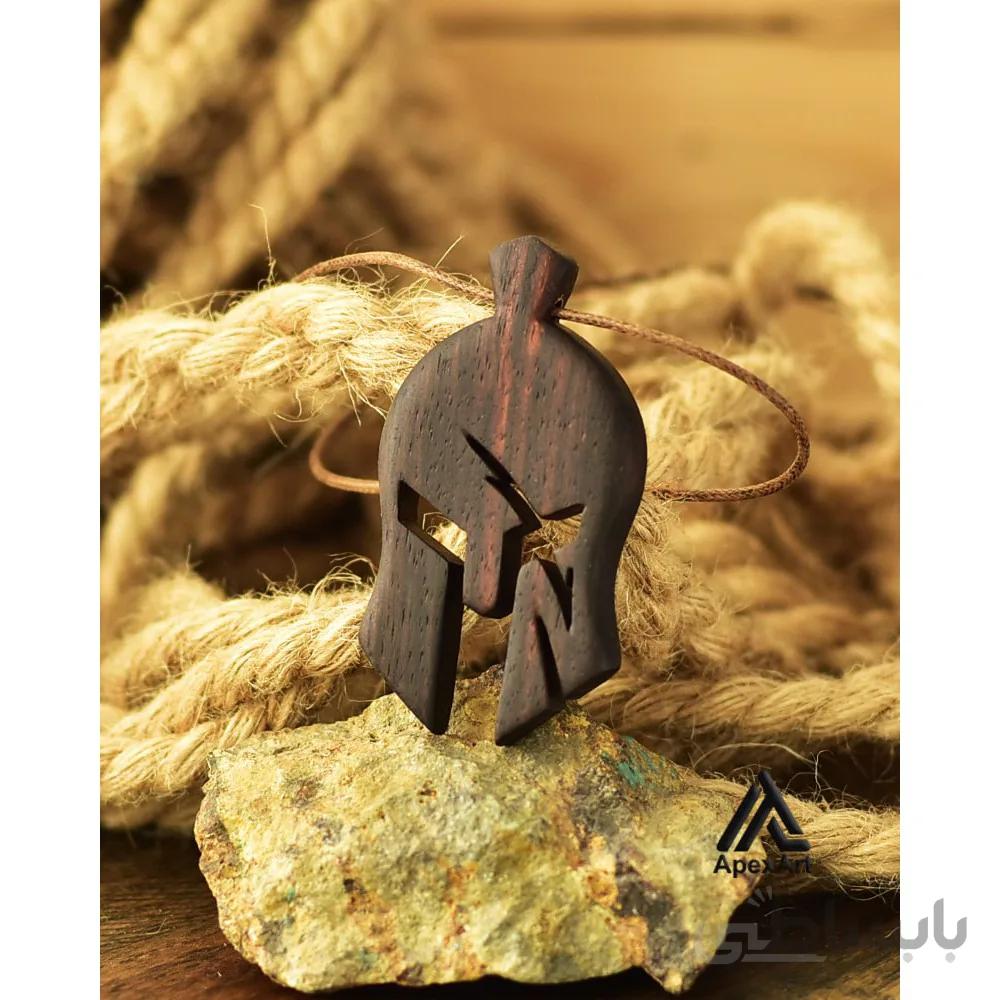 گردنبند چوبی طرح کلاه خود شکسته