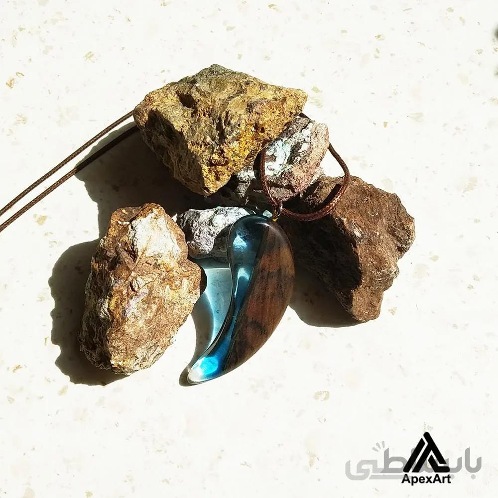 گردنبند چوب و رزین طرح اسپاد