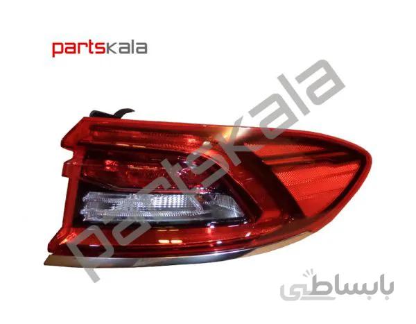 چراغ خطر روی‌گلگیر راست آزرا ۲۰۱۸