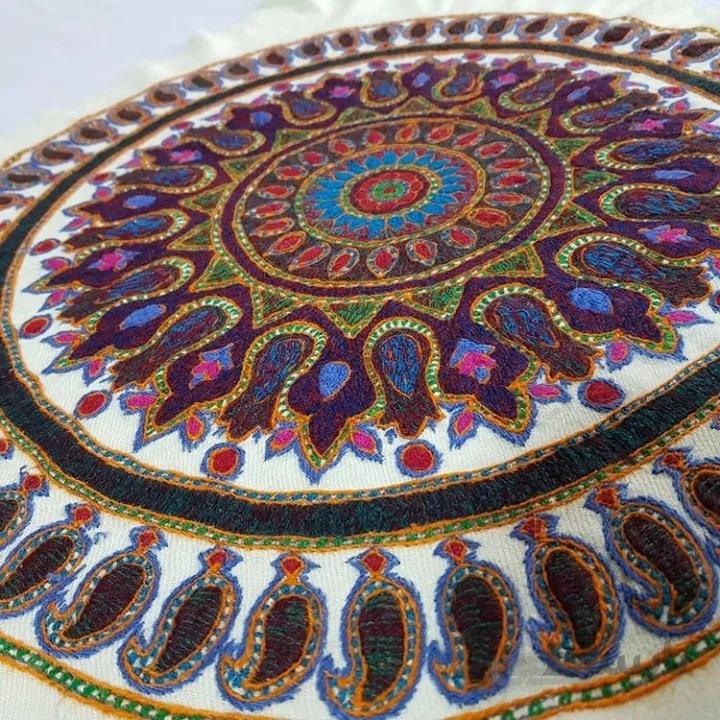 پته رومیزی گرد ترکیب رنگ فانتزی و سنتی کد ۱۰۱۶۸۸