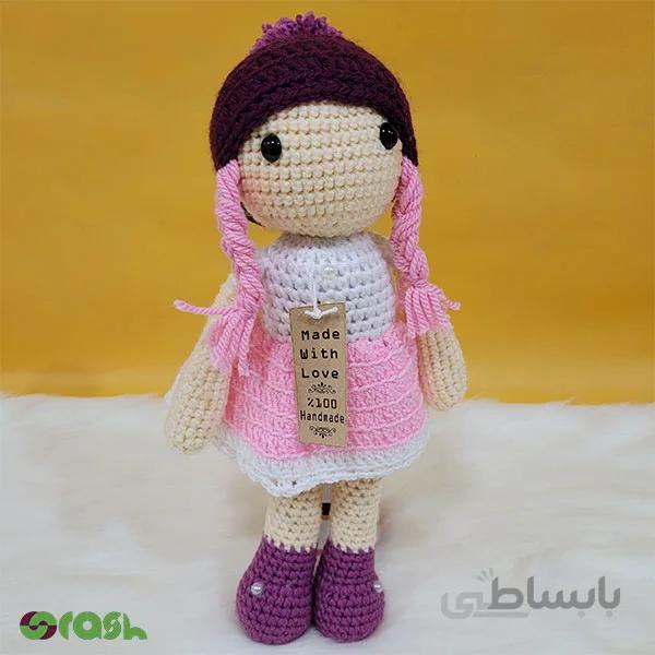 عروسک بافتنی دست بافت دختر کوچولو با لباس سفید و دامن صورتی ارتفاع 35