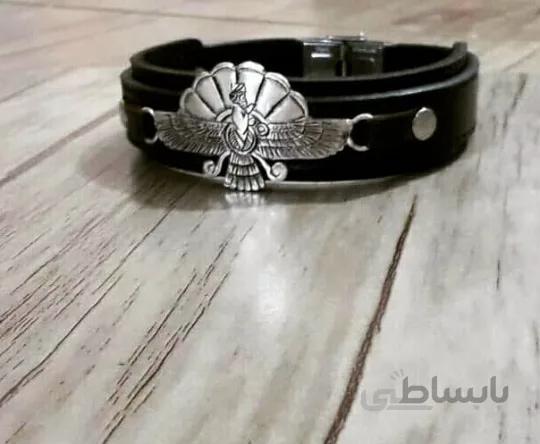 دستبند مردانه چرم و نقره طرح فروهر کد ۱۰۱۶۷۷