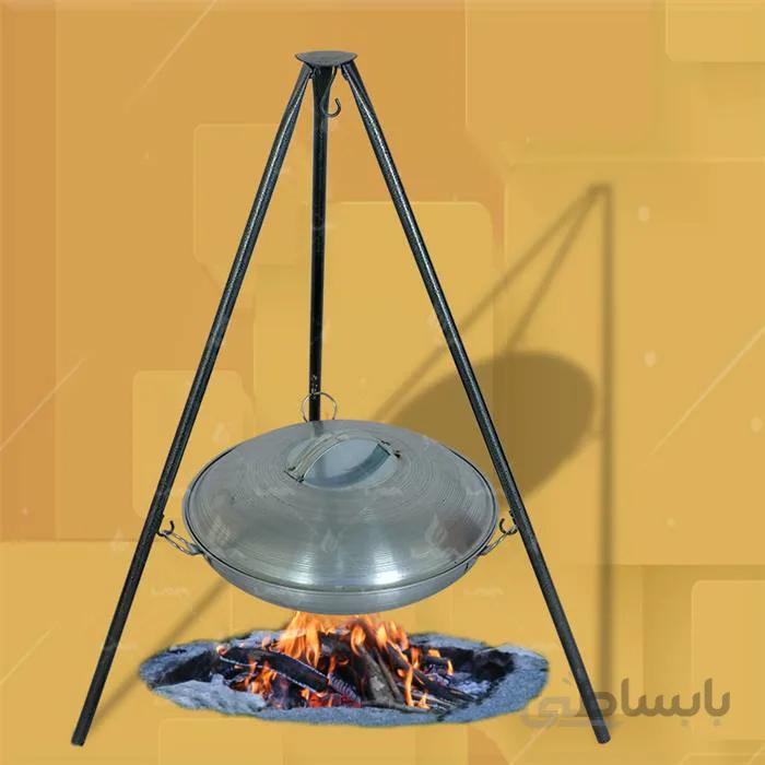 ساج و استند سفری سایز 36 ا * ساج درب دار * سه پایه تاشو و میلگردی * ساج ساخته شده از جنس گالوانیزه ضد زنگ * امکان آویز کردن کتری * استحکام و مقاوت بالا در برابر حرارت