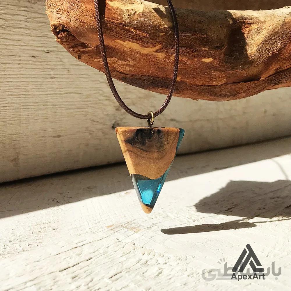 گردنبند چوبی و رزینی طرح مثلث