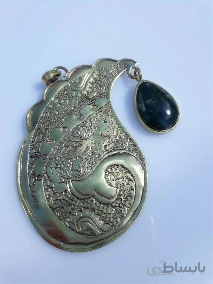 گردن آویز برنجی قلم زنی شده مزین به عقیق خزه ای ا Neck pendants, brass pen, is decorated with moss agate