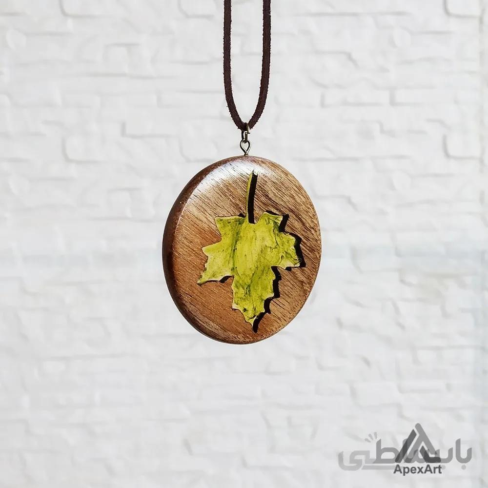 گردنبند چوبی طرح برگ پاییزی