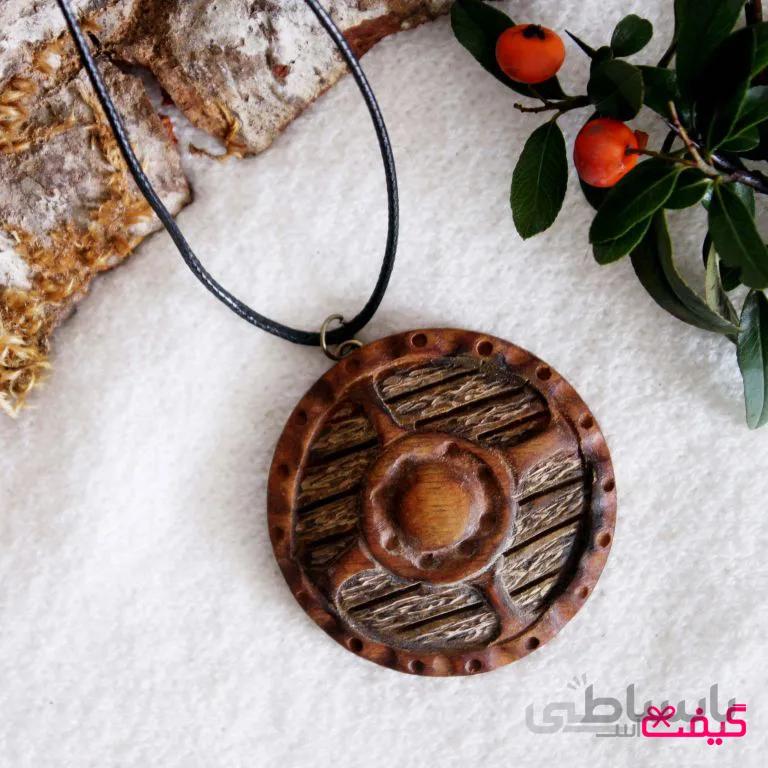 گردنبند چوبی دست ساز طرح سپر سورنا