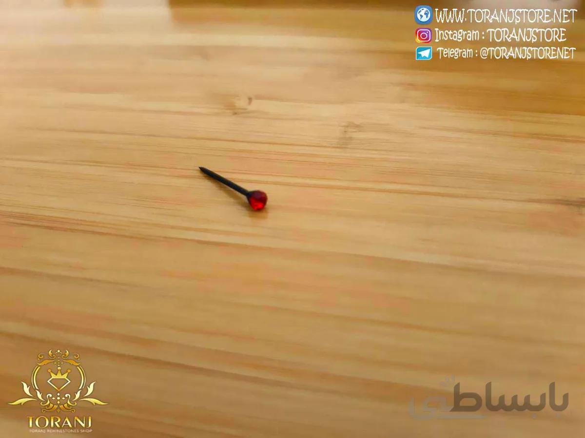 پیرسینگ بینی نگین قرمز با پایه مشکی