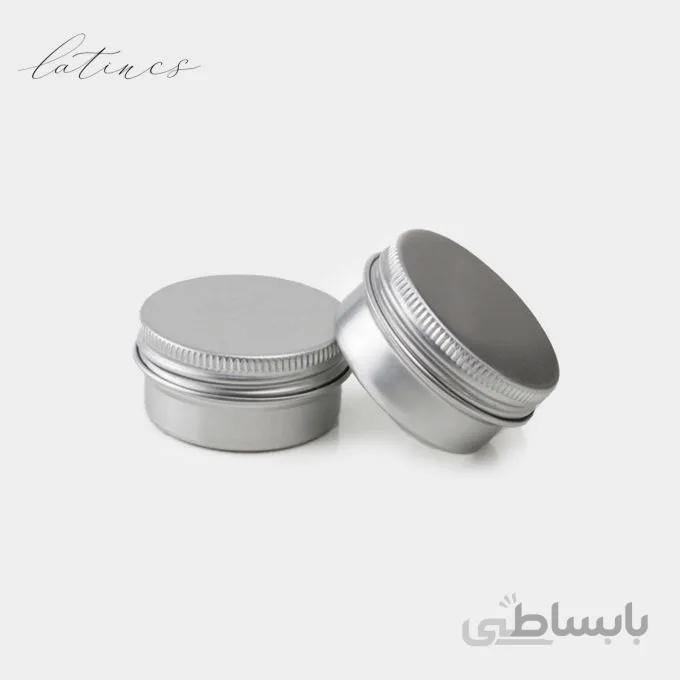 جعبه فلزی کوچک رنگ نقره‌ای