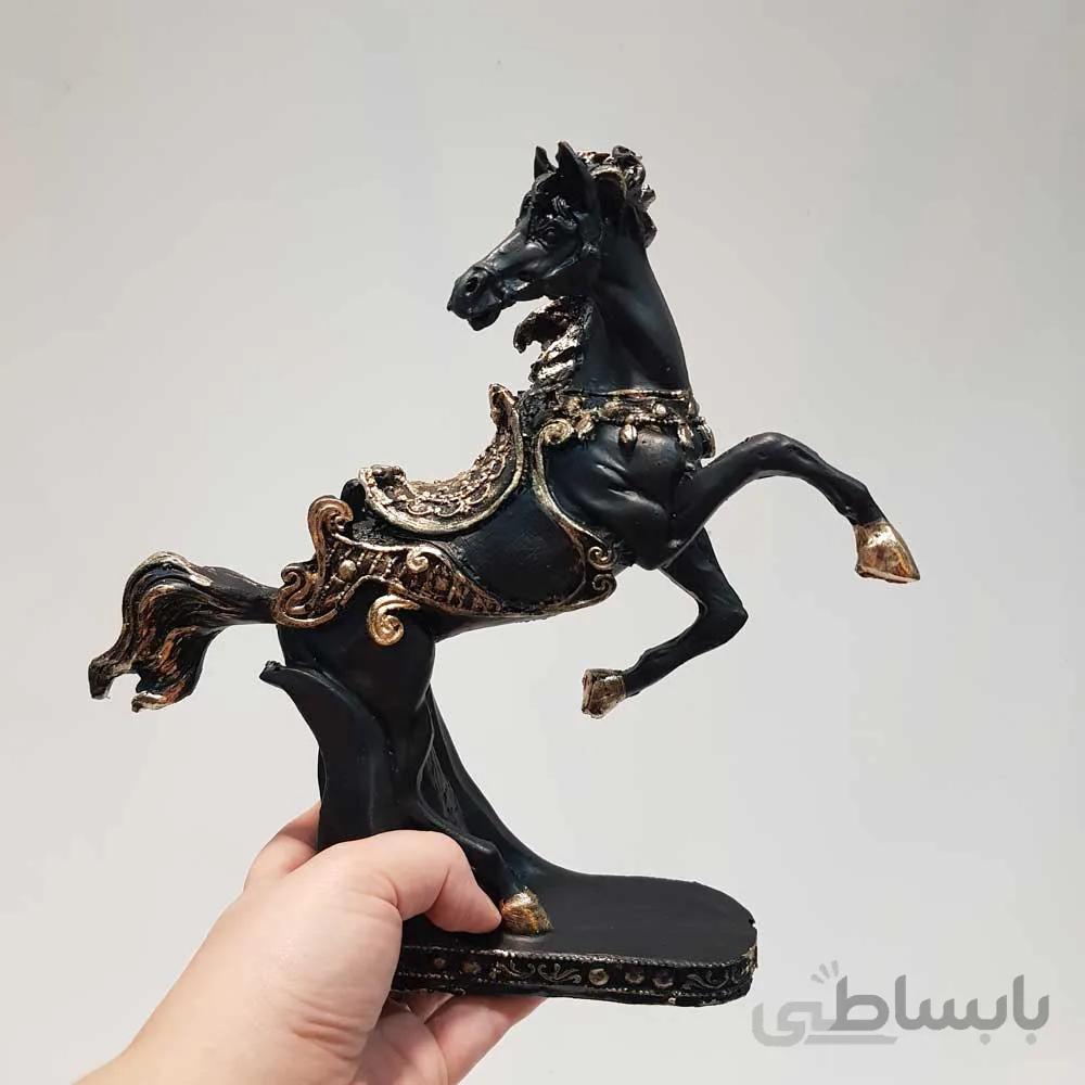 مجسمه اسب مشکی وطلایی