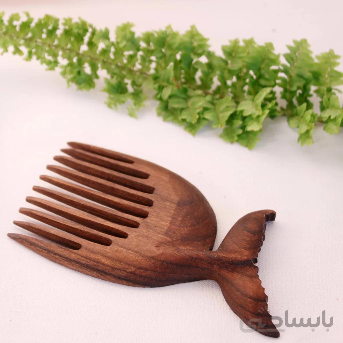 شانه دستساز چوبی طرح دم وال کد ۱۰۲۵۰۸