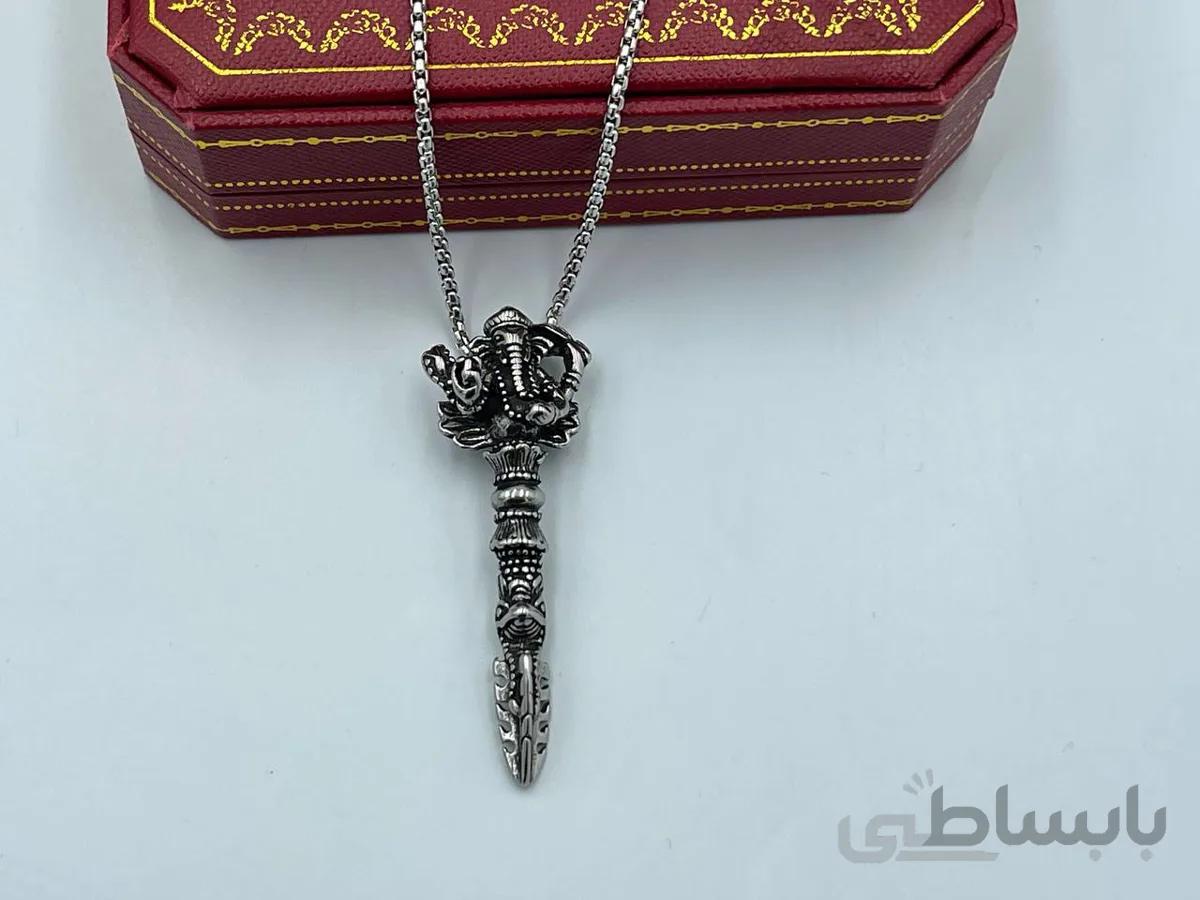 گردنبند طرح کلید و نقش برجسته فیل