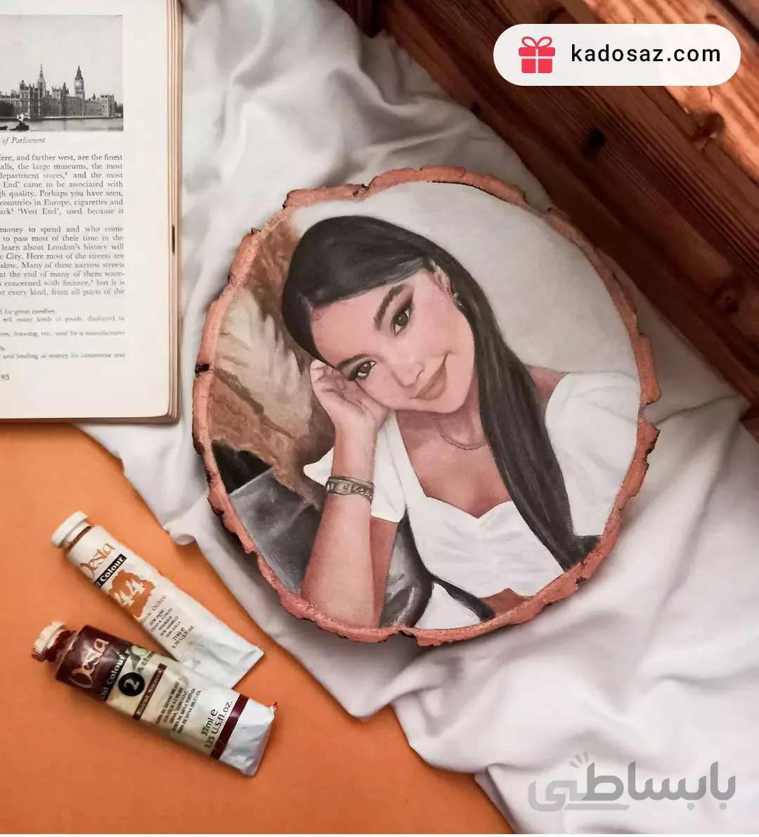 نقاشی چهره بر روی تنه درخت