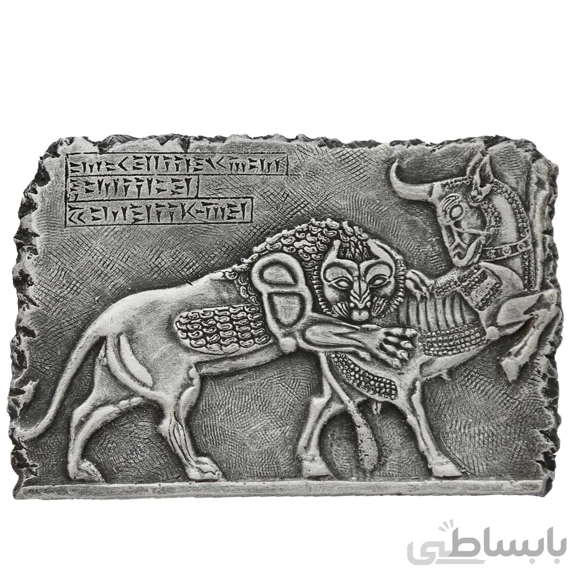 مجسمه تندیس و پیکره شهریار مدل کتیبه جنگ شیر و گاو اویزدار کد MO3080