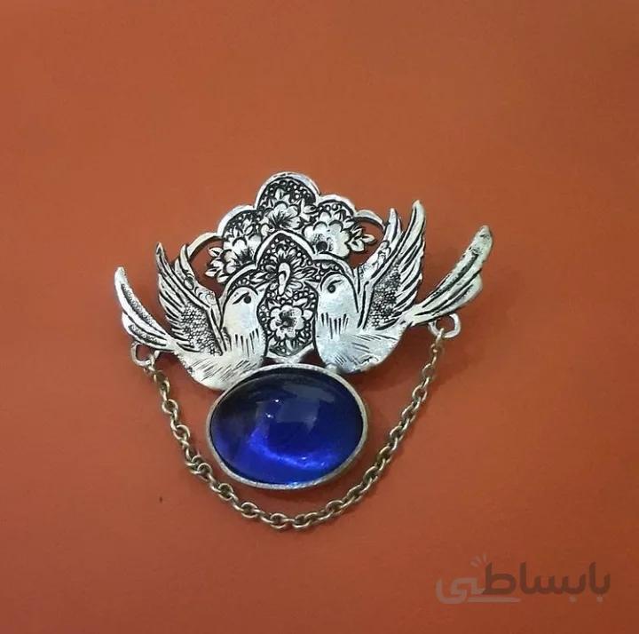 سنجاق سینه نقره طرح مدهوش کد ۱۰۲۲۵۱