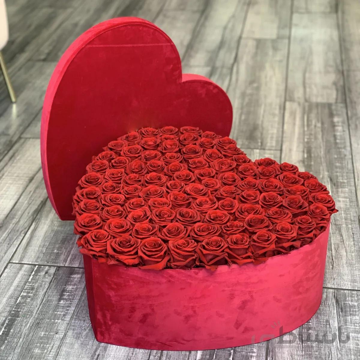 باکس گل طرح قلب باکس مخمل با گل رز قرمز شماره ۱۷۲