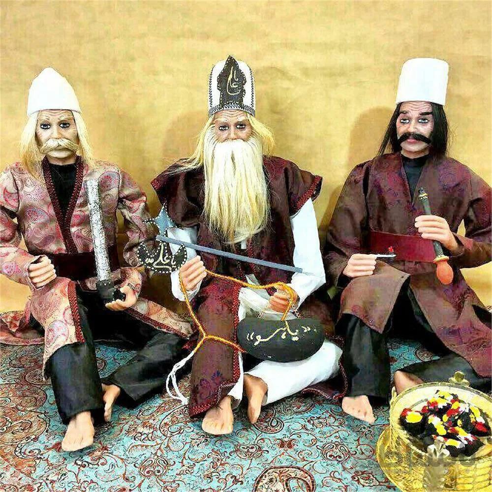 مجسمه مومی درویش بزرگ با لباس ۳تیکه همراه کمربند،کلاه دار همراه کشکول تبرزین و تسبیح ا The statue waxed Darvish dress ۳slice mobile belts, leather hat along kashkool tabarzin and rosary