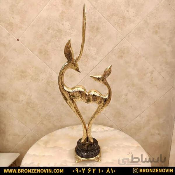 مجسمه برنزی غزال عاشق پایه سنگی