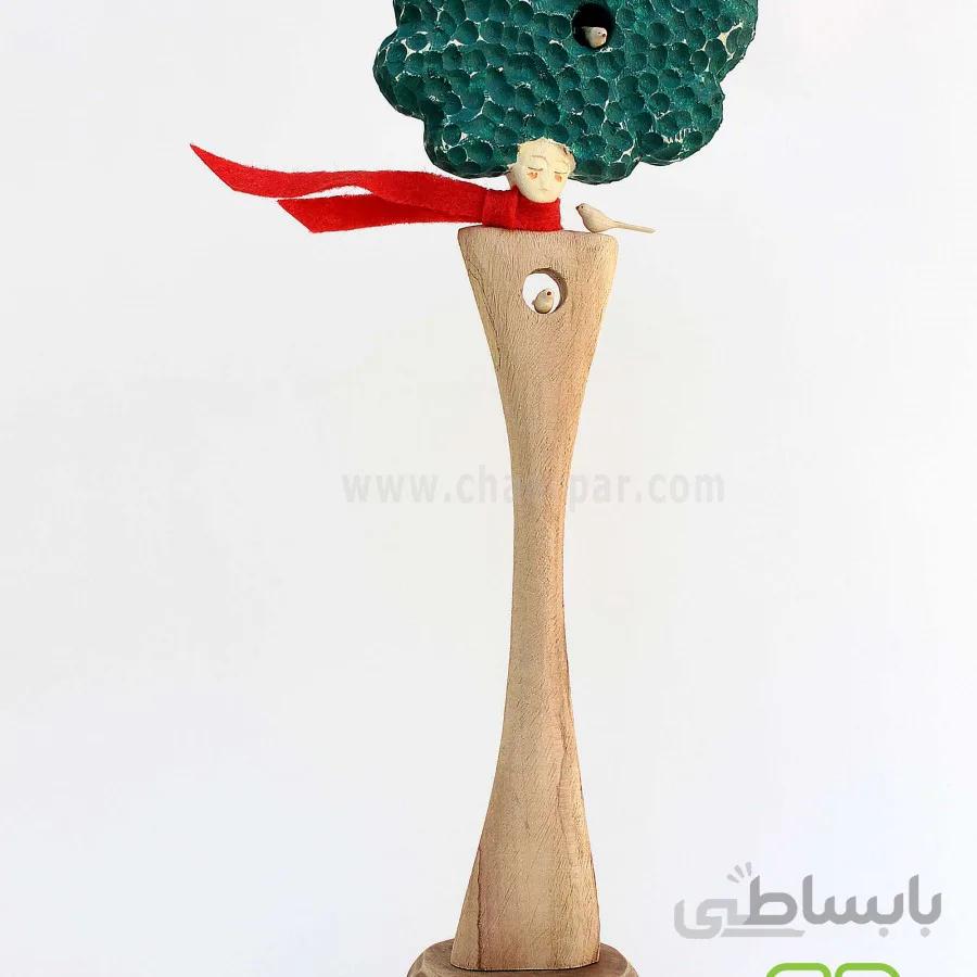 مجسمه مادر با سه پرنده