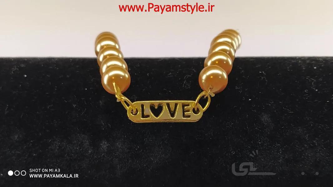 دستبند پلاک دار مروارید طرح LOVE رنگ طلایی