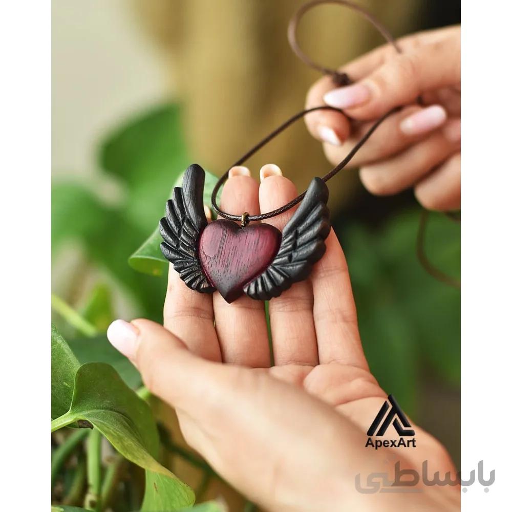 گردنبند چوبی طرح قلب و بال پرنده
