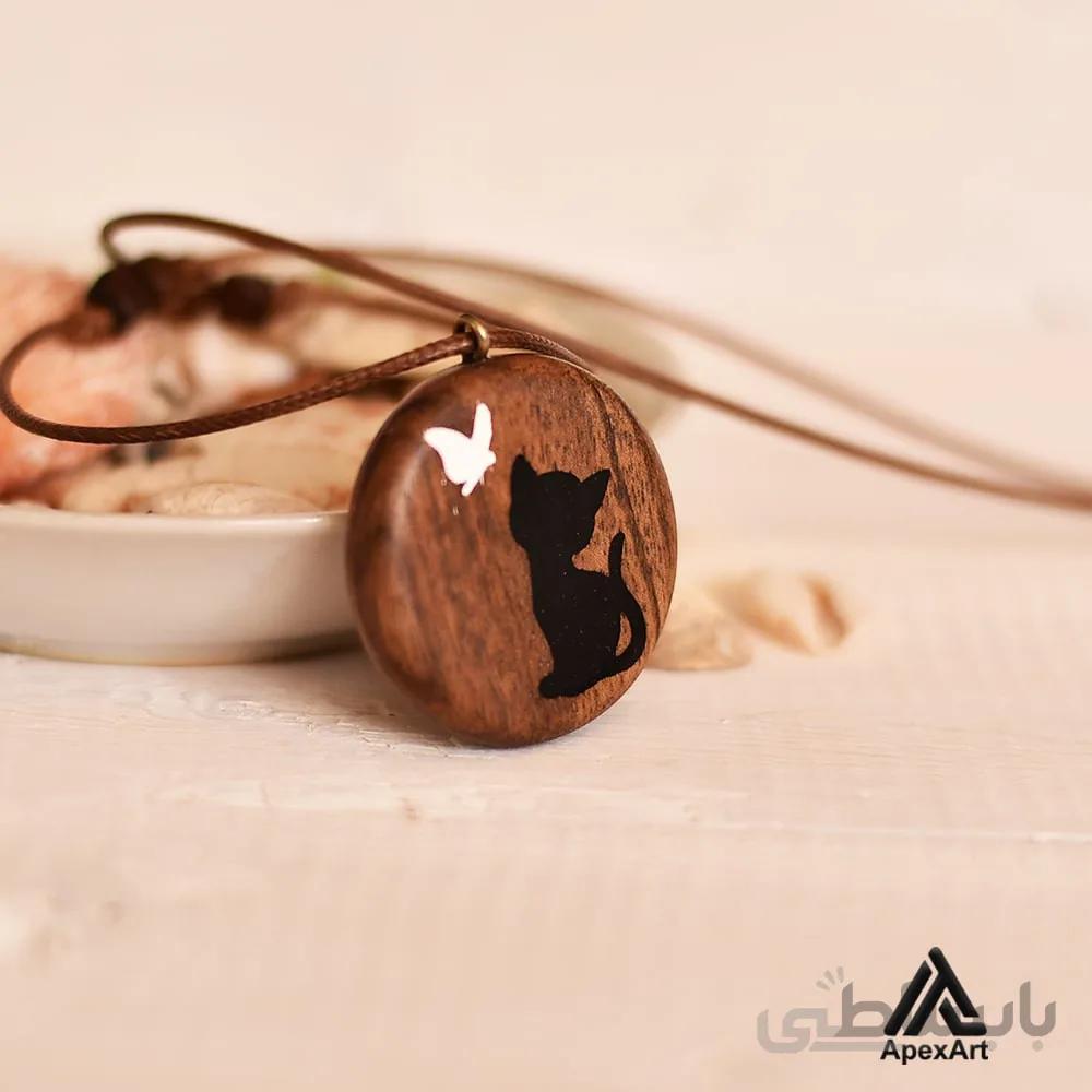 گردنبند چوبی و رزینی طرح گربه و پروانه