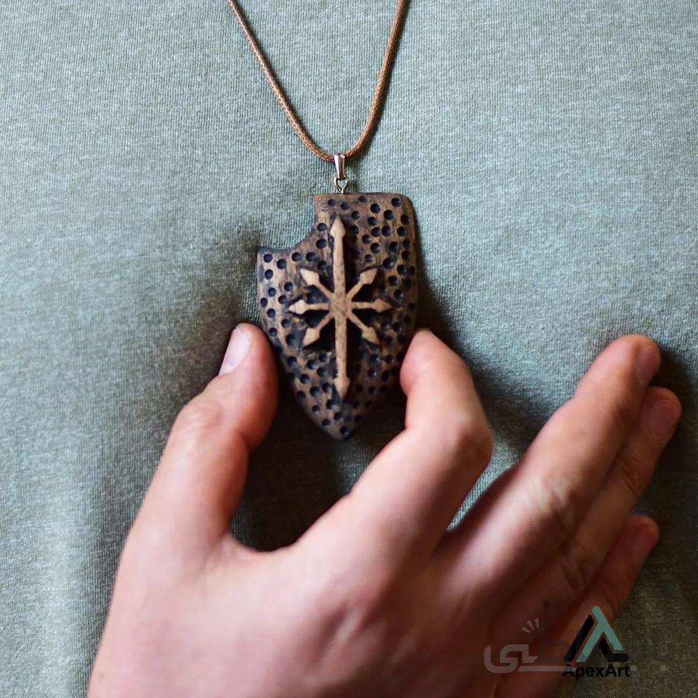 گردنبند چوبی طرح سپر