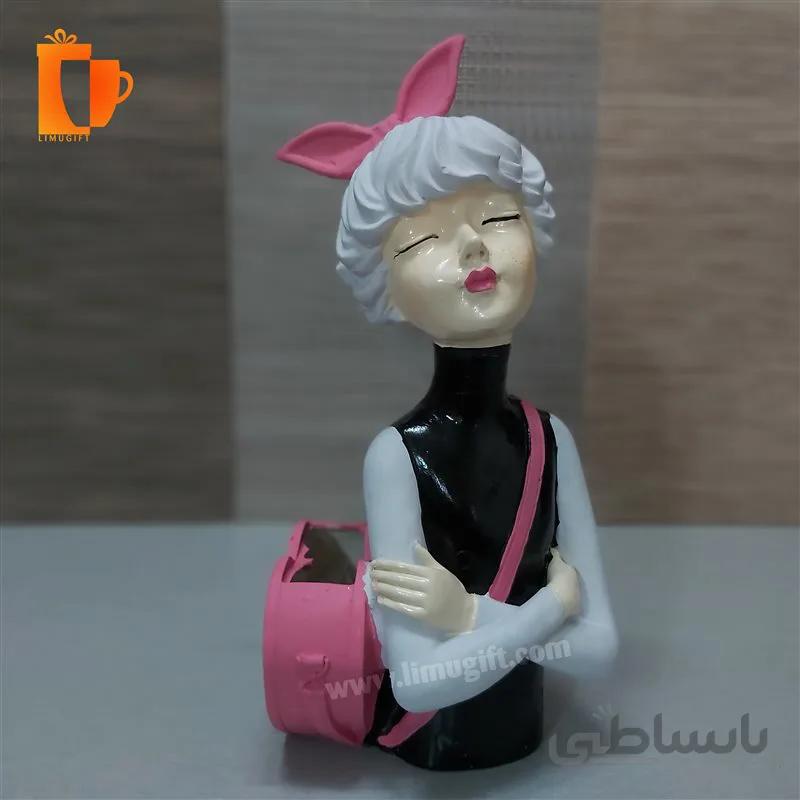 مجسمه پلی استری دختر کیف دار