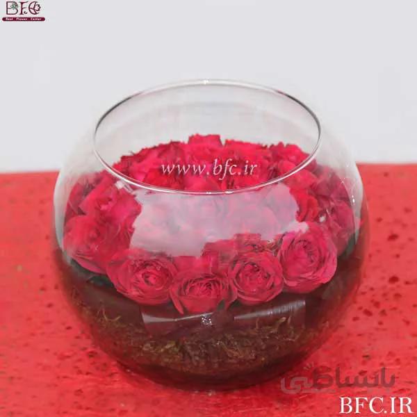گلدان شیشه ای با رز