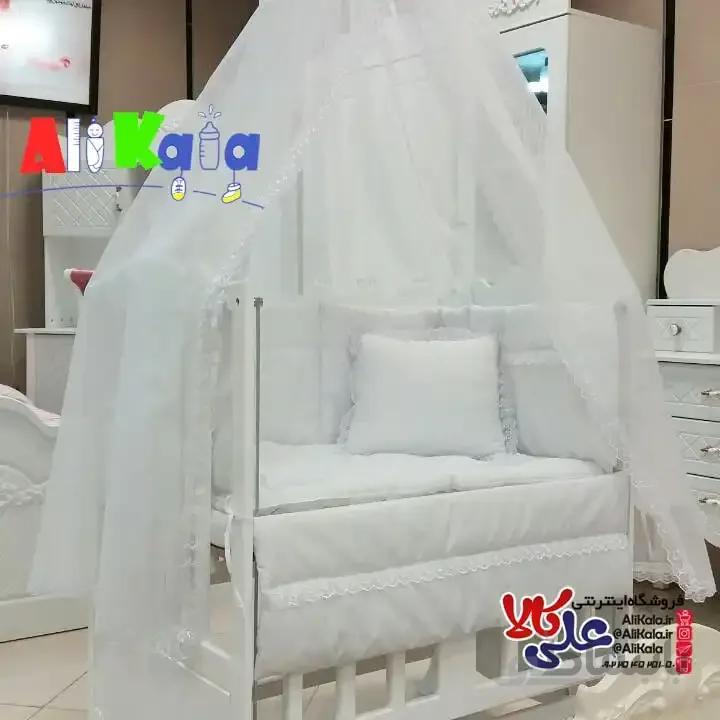 تخت و گهواره چوبی کنار تخت مادر