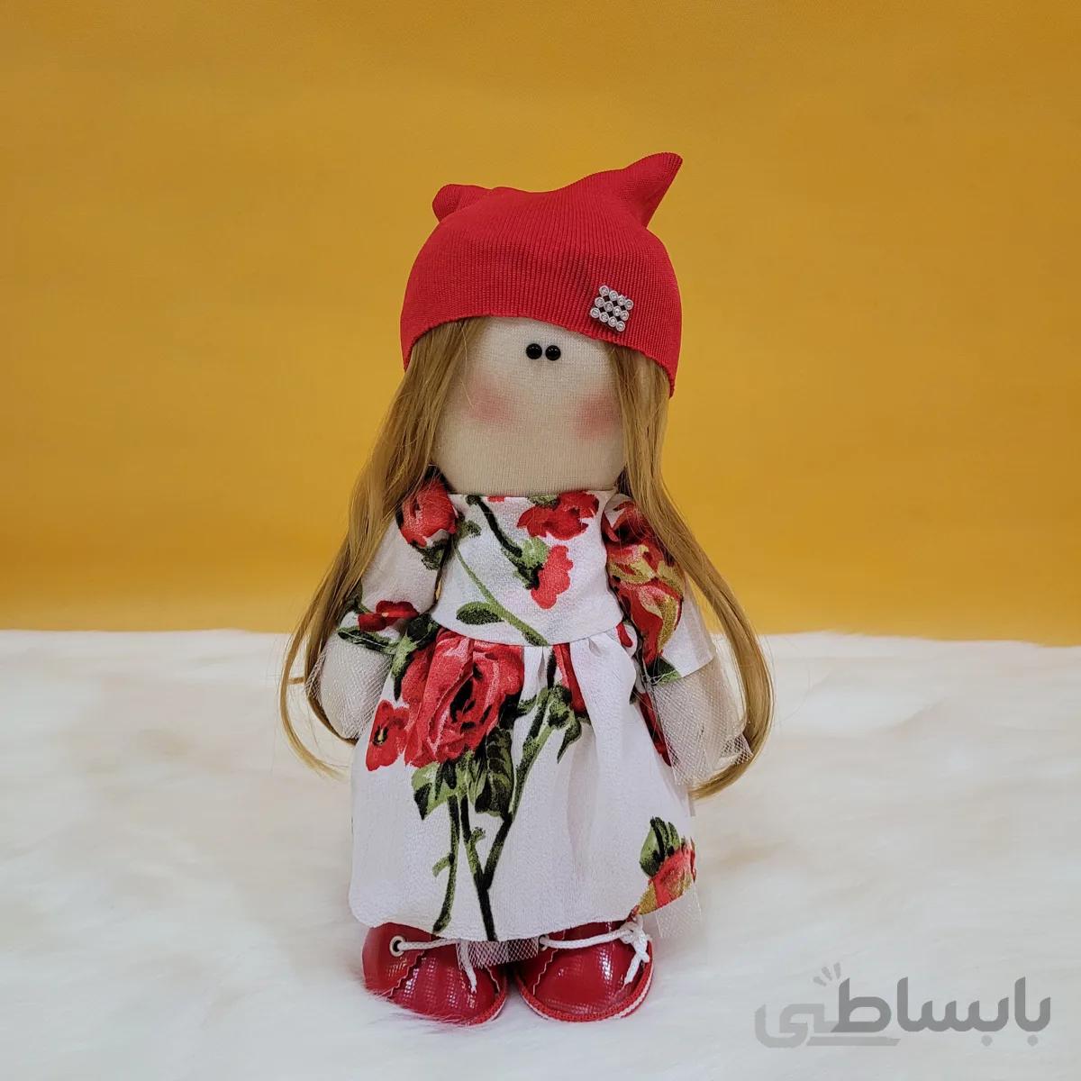 عروسک روسی دختر کوچولو با لباس سفید گل گلی ( ارتفاع 30 سانتی متر )