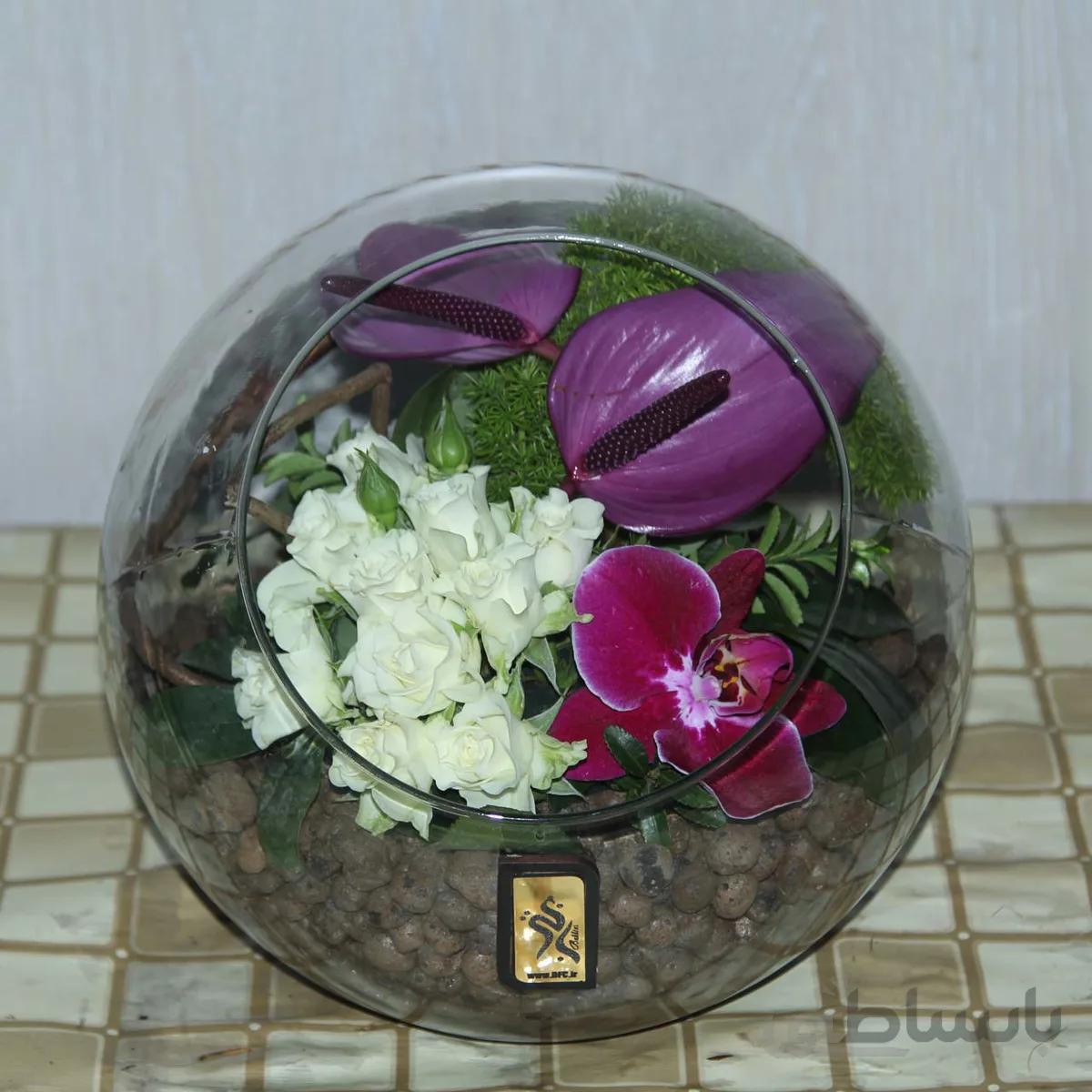 گلدان شیشه ای با گل