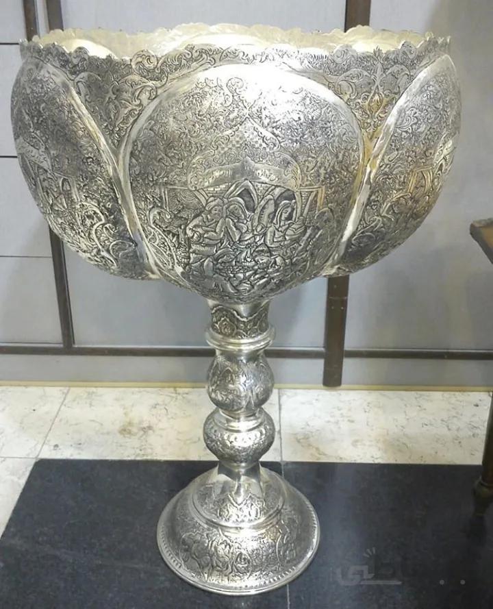 کاسه قلی پایه دار سیاه قلم گل و مرغ و چهره و شعر نقره نما کد ۱۰۱۵۰۸