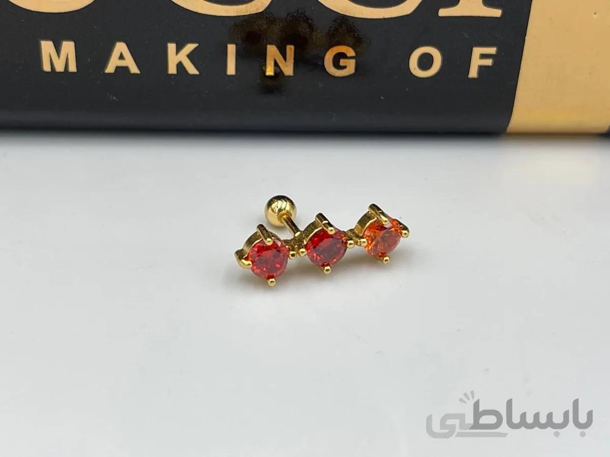 پیرسینگ گوش با سه نگین رنگ خاص