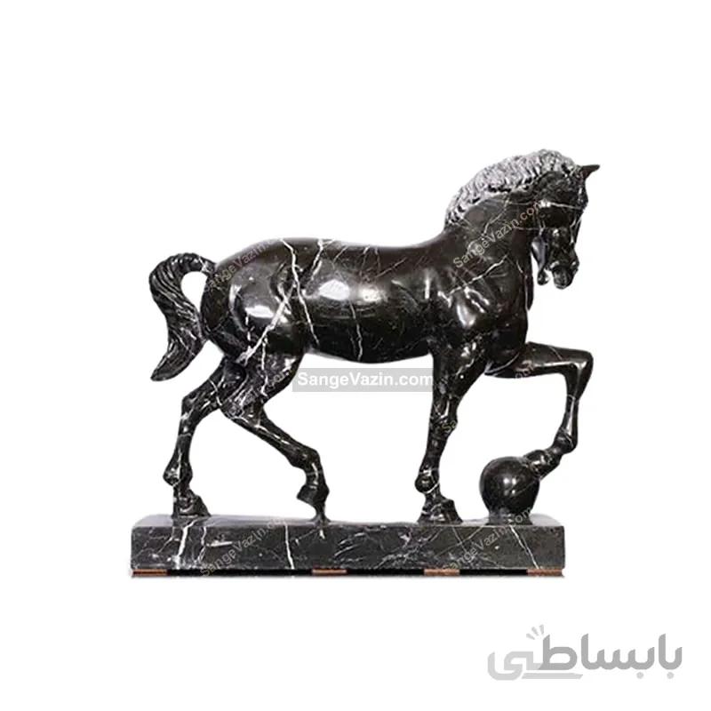مجسمه سنگی اسب سیاه