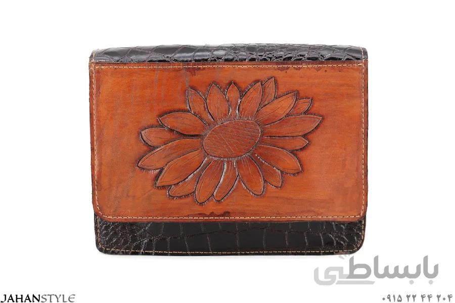 کیف دوشی چرم طبیعی قلم‌زنی طرح آفتابگردان