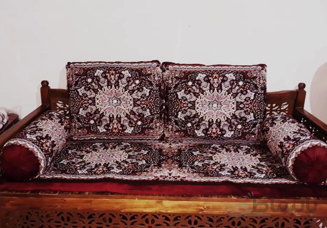 تشک نمدی و بالش زرشکی تخت سنتی