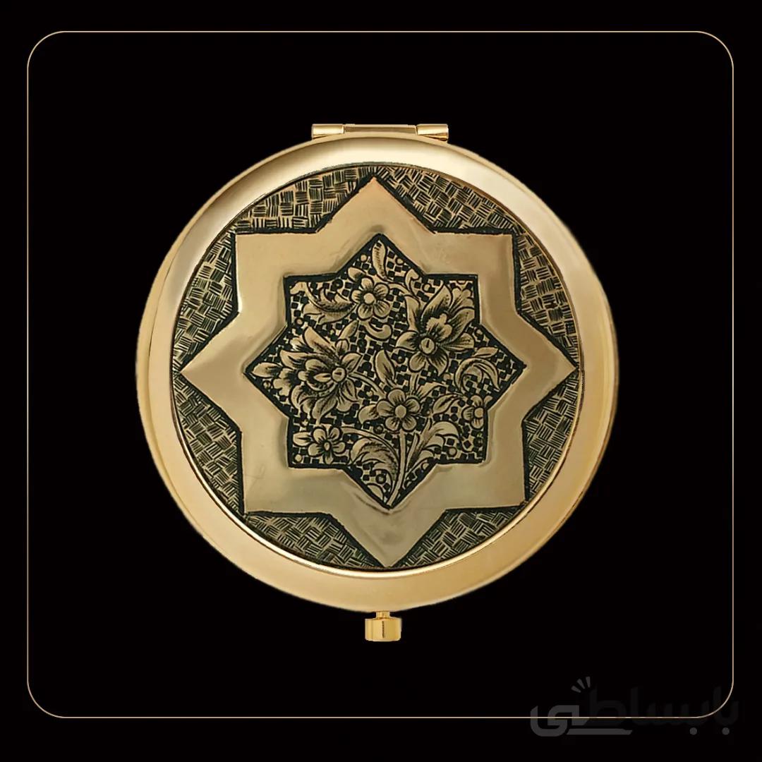 آینه جیبی طلایی قلمزنی برنجی طرح گل و مرغ و هندسه نقوش ختایی با بسته بندی نفیس کد ۱۰۱۹۵۲