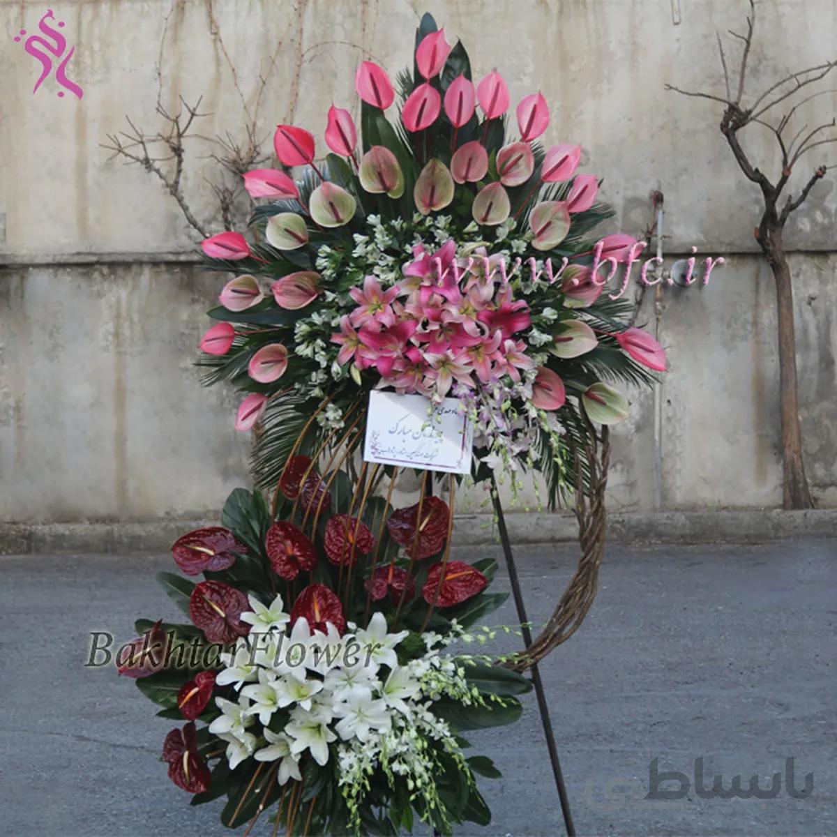 سبد گل پایه دار با گلهای لیلیوم و آنتریوم و آلستر و ارکیده