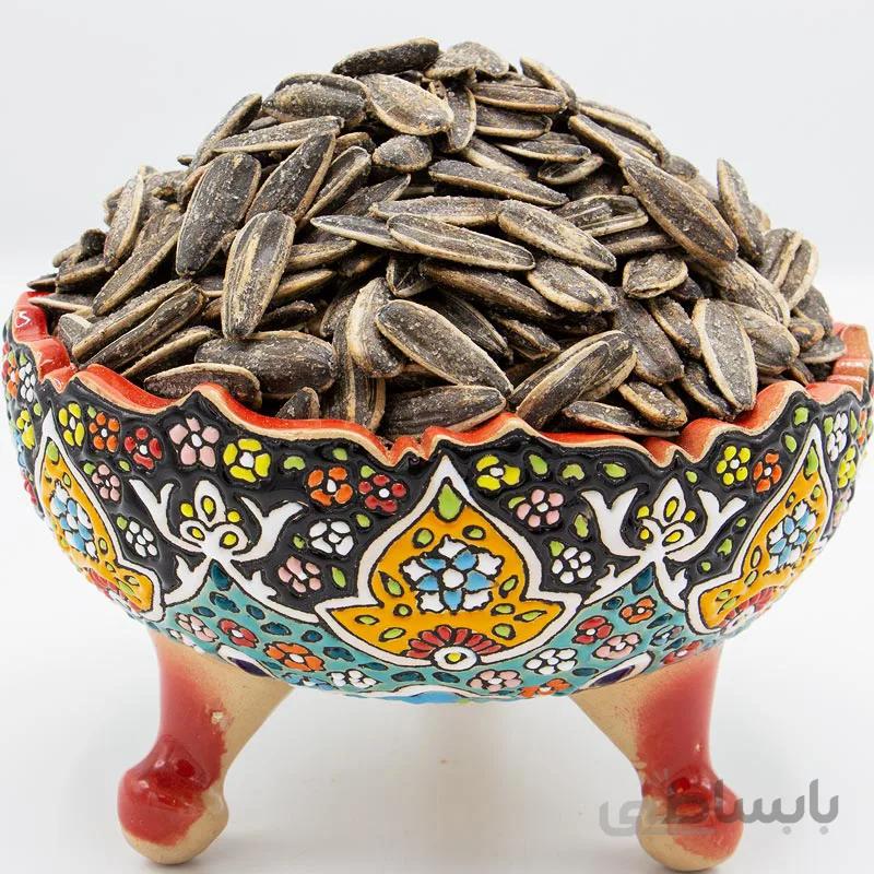 تخمه افتابگردان دور سفید