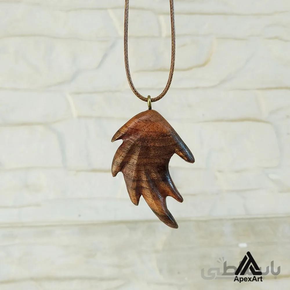 گردنبند چوبی طرح برگ جنگلی