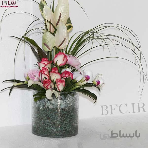گلدان شیشه ای با ارکیده و رز مینیاتوری