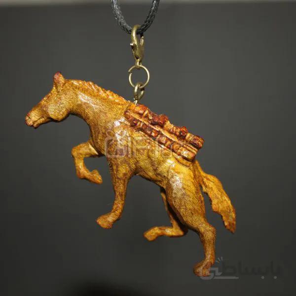 گردنبند چوبی طرح اسب جنگی