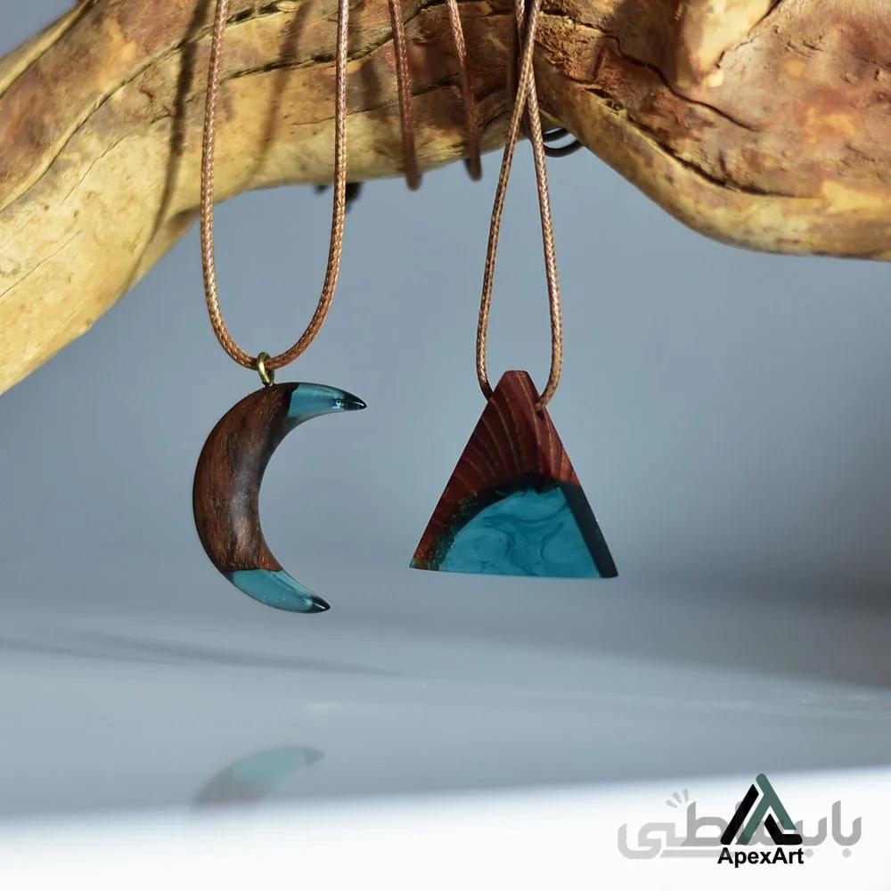 گردنبند چوبی طرح ماه و مثلت