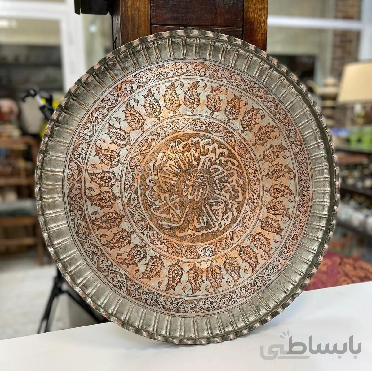 مجمعه مسی نقشدار کم یاب تمام قلم هنر دست و با ارزش لبه کنگره غرق قلم پرکار و ریزنقش آیه نویس قطر ۵۹سانت وزن۳کیلوگرم کلکسیونی