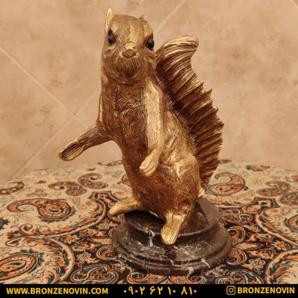 مجسمه برنزی طرح سنجاب پایه سنگی