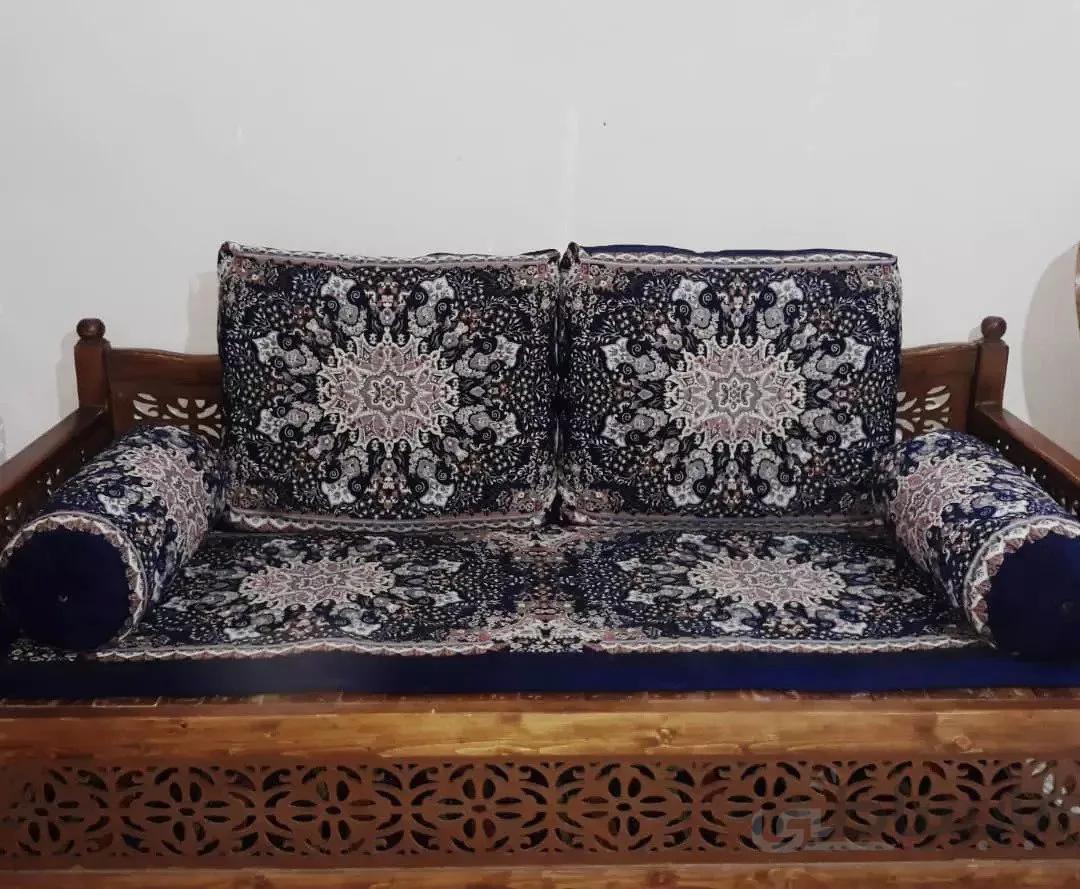 تشک نمدی و بالش آبی کاربنی تخت سنتی