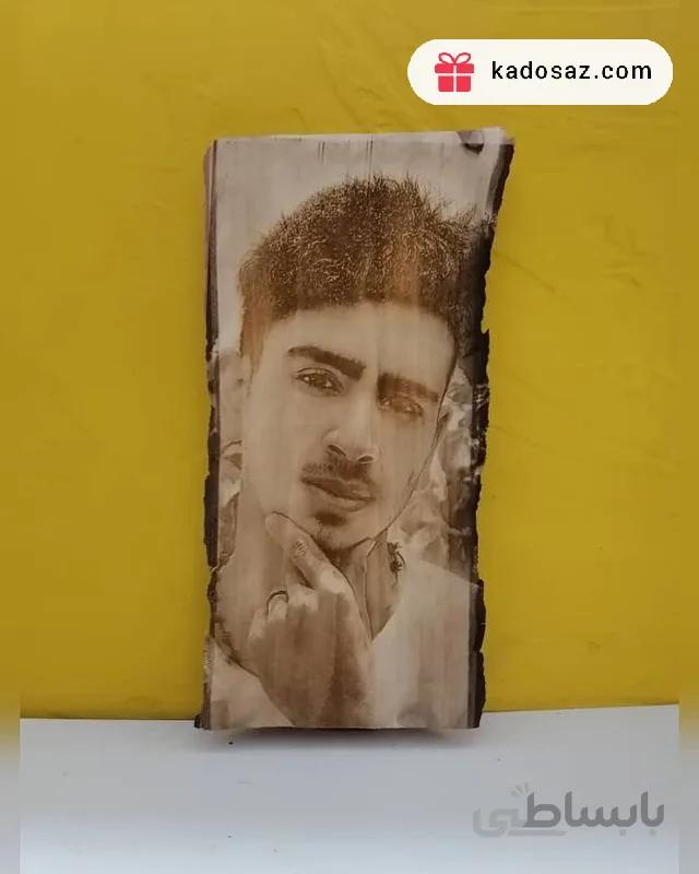حک عکس بر روی تنه چوبی