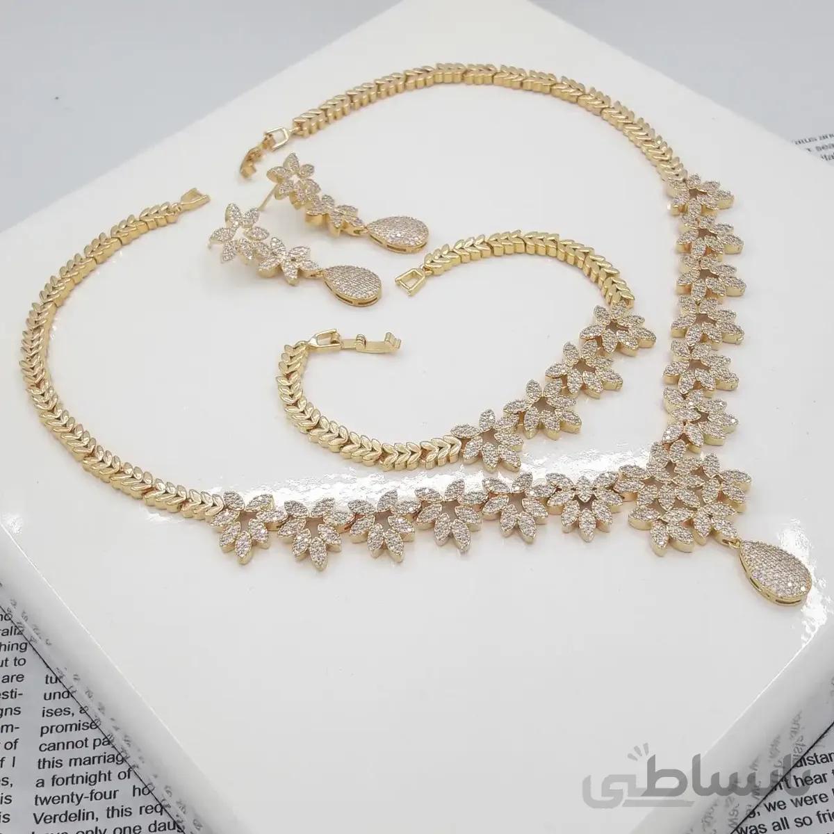 سرویس طرح طلا نگین دار